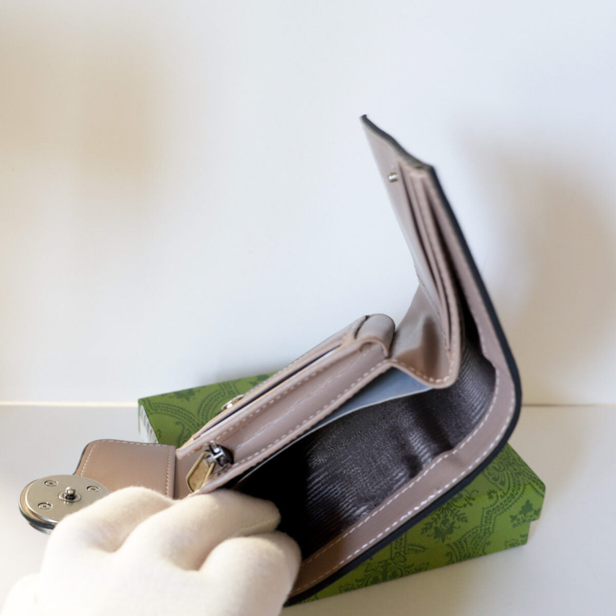 Luxury GUCCI Monogram Canvas Wallet Magnetic Clasp